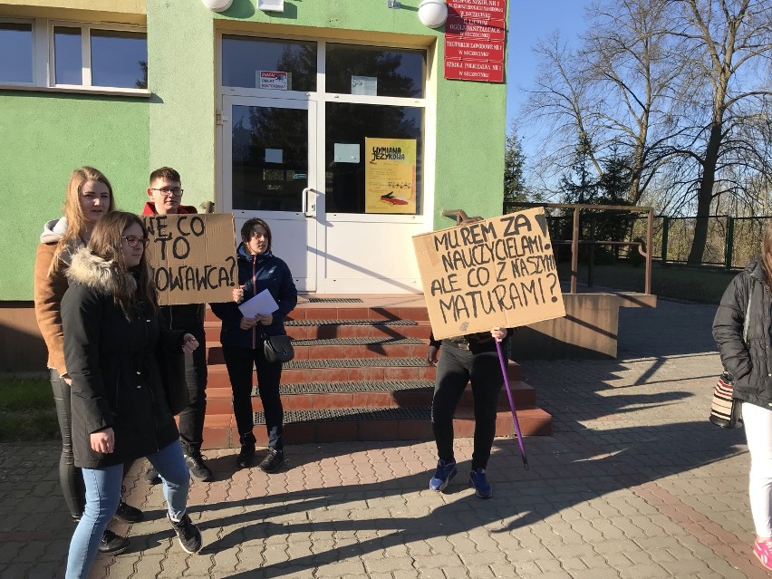 Uczniowie „ekonomika” w Szczecinku proszą o matury [zdjęcia]