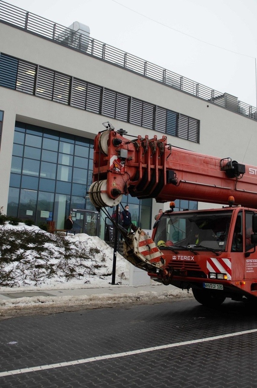 Najbardziej zaawansowany rezonans magnetyczny w Europie trafił do krakowskiego szpitala. Urządzenie waży 16 ton! Trzeba było użyć dźwigu