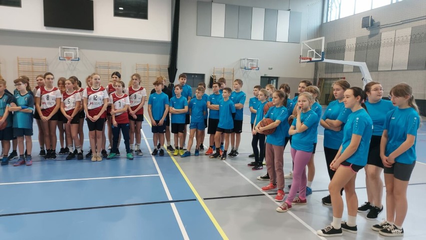 Młodzi koszykarze ze szkół w gminie Szamotuły rywalizowali na Igrzyskach Dzieci i Młodzieży! Znamy wyniki