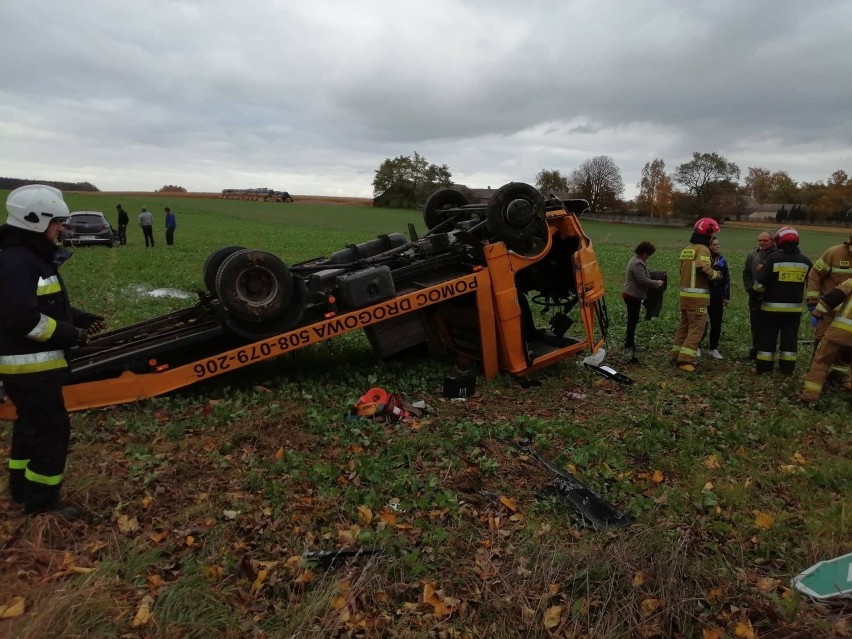 Wypadek w gminie Dmosin. Zderzyły się dwa samochody, jeden z nich dachował