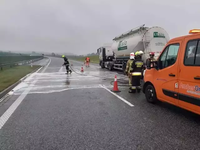 Autostrada A1 zablokowana po wypadku w czwartek, 16.09.2021 r.! Olbrzymia plama oleju toruje przejazd w kierunku Gdańska