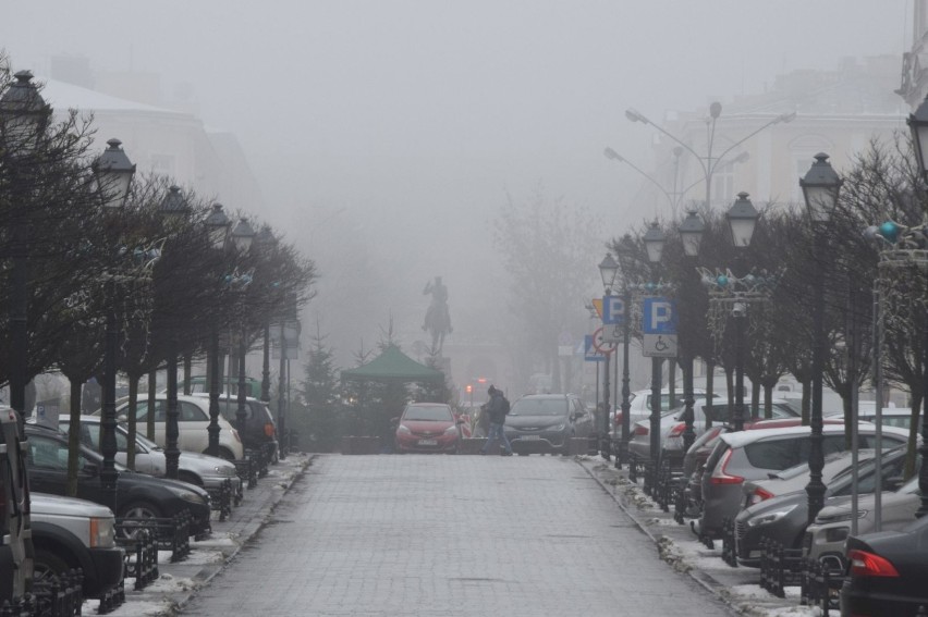 W środę Kielce spowiła gęsta mgła. Nasz reporter uchwycił,...