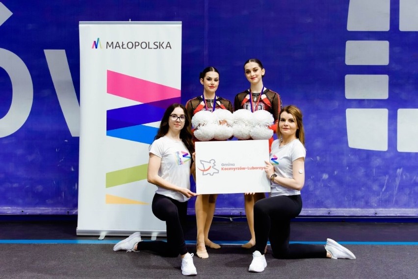 Cheerleaderki Wiktoria Doniec i Julia Czajor oraz...