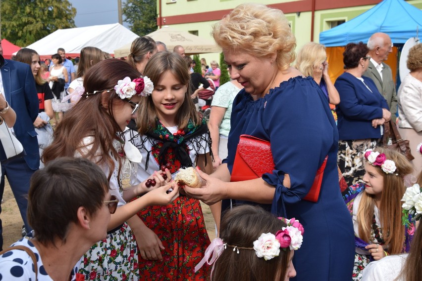 Dożynki gminne w Starej Kamionce. Rolnicy dziękowali za plony, ludzie się bawili, a kandydaci... zabiegali o głosy (zdjęcia)  