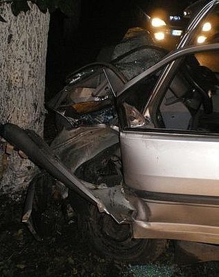 Bytom: Nocny wypadek na Orzegowskiej. Pijany kierowca uderzył w drzewo [Zdjęcia]
