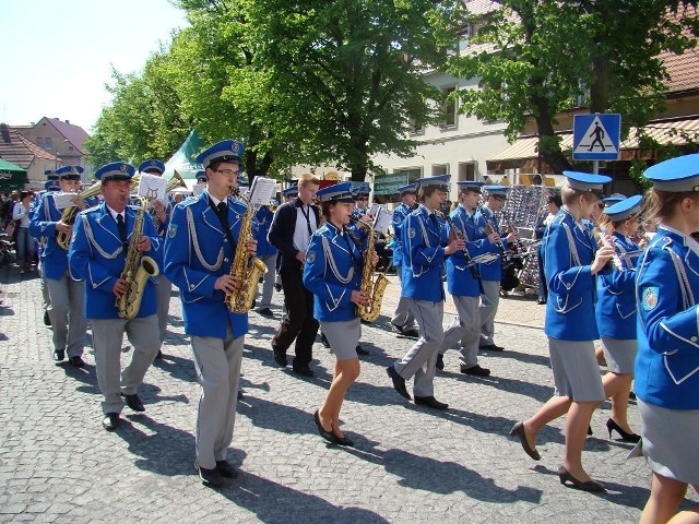 W wolsztyńskiej orkiestrze jest sporo dziewcząt -nie tylko tańczą, ale i grają, głównie na saksofonach i fletach