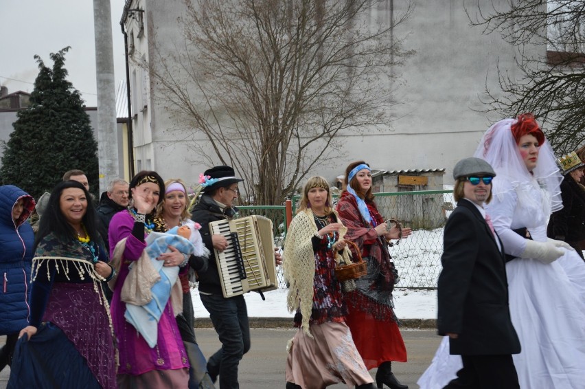 Przegląd grup kolędniczych w Niegowie. Na ulicach misie, cyganki, herody, diabły i anioły
