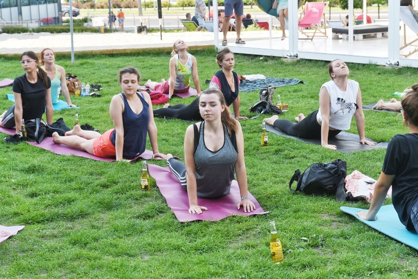 Beer Yoga odbywa się w letnie soboty o godzinie 17 nad...