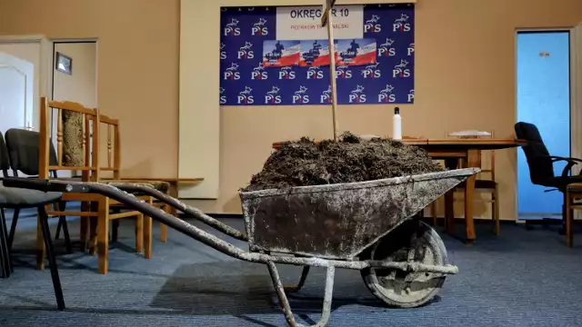 Taczkę gnoju zostawioną w biurze PiS w Piotrkowie dla Antoniego Macierewicza, sprzątnęli sami rolnicy