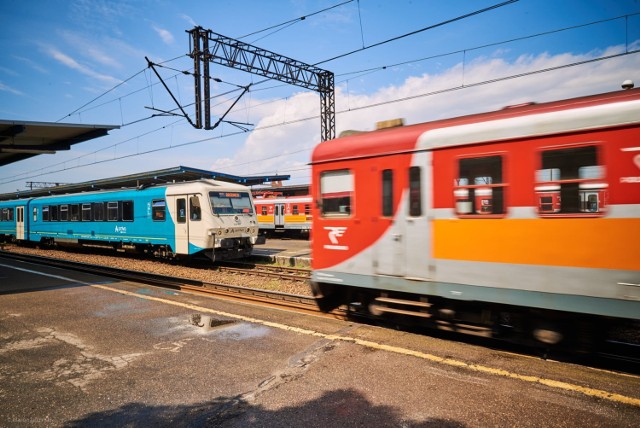 Fotograf Marcin Jadziński prezentuje zdjęcia z trasy zaplanowanej w ramach 134. Toruńskiego Spaceru Fotograficznego. Start na dworcu PKP w Jabłonowie Pomorskim, zakończenie spaceru w Centrum Kultury i Sportu