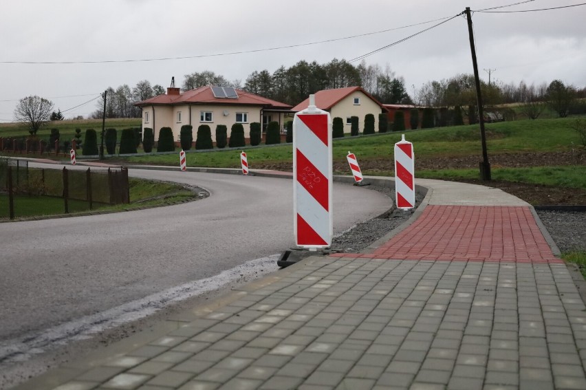 Nowy odcinek chodnika w Osobnicy w ciągu drogi powiatowej...