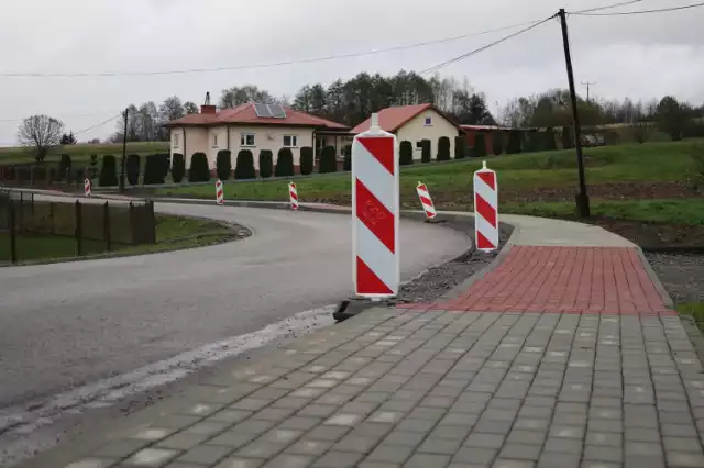 Nowy odcinek chodnika w Osobnicy w ciągu drogi powiatowej Trzcinica – Osobnica – Cieklin