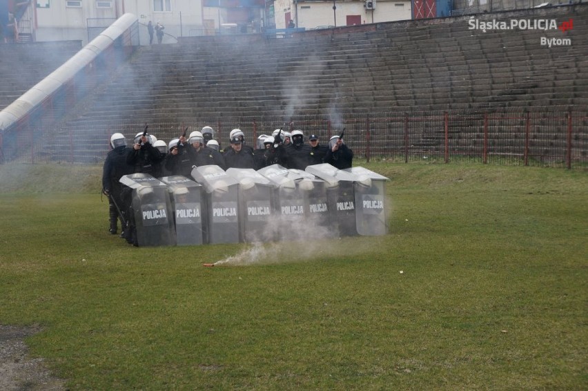 Bytom: Ćwiczenia mundurowych na stadionie Polonii Bytom [ZDJĘCIA, WIDEO]