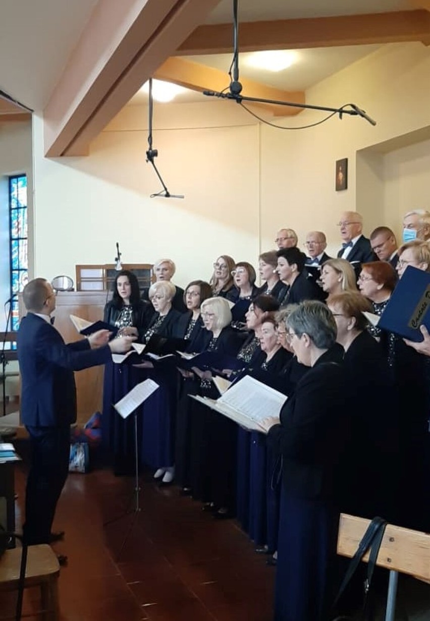 35-lecie chóru Cantate Deo w Sieradzu. Rocznicowa uroczystość odbyła się w kościele NSJ. Była msza i koncert ZDJĘCIA