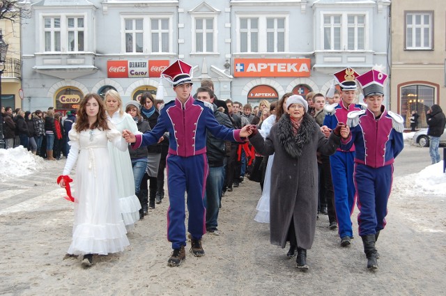 Maturzyści drugi raz zatańczyli poloneza na kartuskim Rynku
