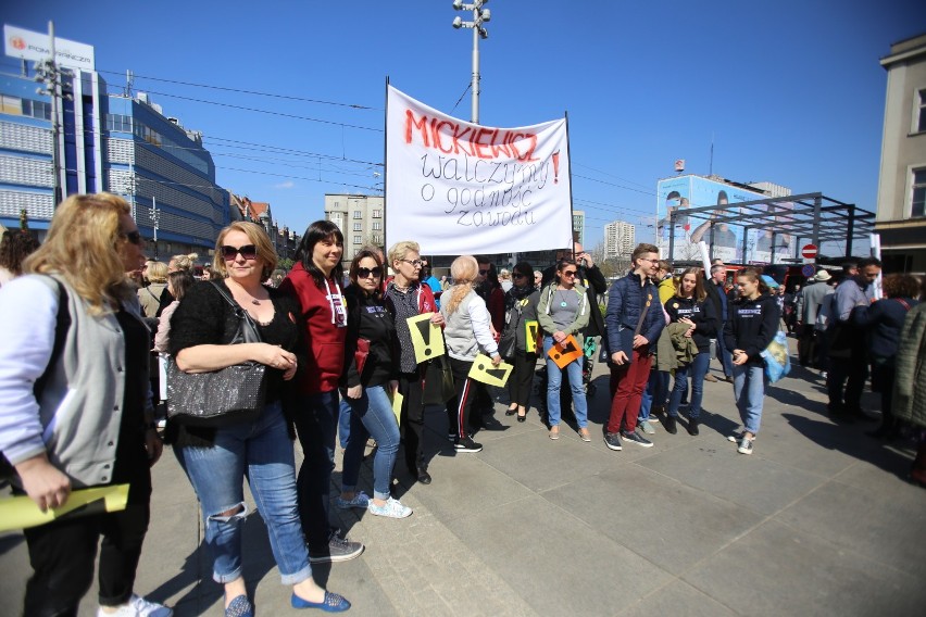 Manifestacja nauczycieli na rynku w Katowicach