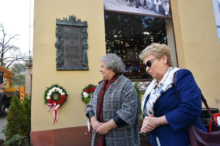 Złożenie kwiatów pod tablicą "Węgierską" w Legnicy.