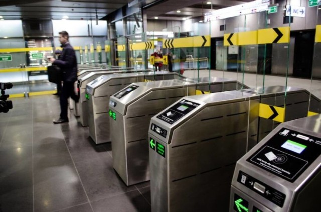 "Gigantyczne koszty i niepotrzebny system". Aktywiści chcą likwidacji bramek w metrze