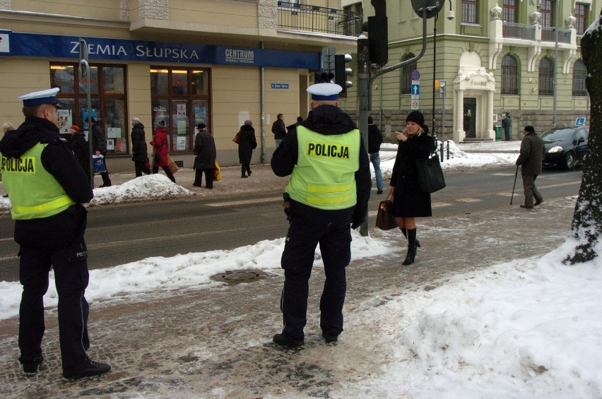 KMP Słupsk: Wzmożona akcja policjantów na przejściu na ulicy Tuwima  [ZDJĘCIA]