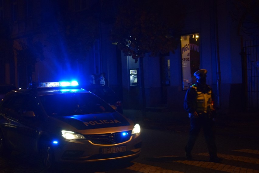 Policja kontrolowała centra handlowe i sklepy w nich. Nie wszyscy kupujący i sprzedawcy nosili maseczki