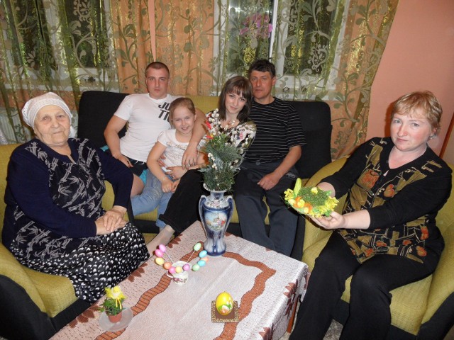 Pięcioosobowa rodzina Boroniów z Kazachstanu z krewną Stanisławą Mieduszewską czeka na przyjazd dwóch rodzin rodaków ze Wschodu