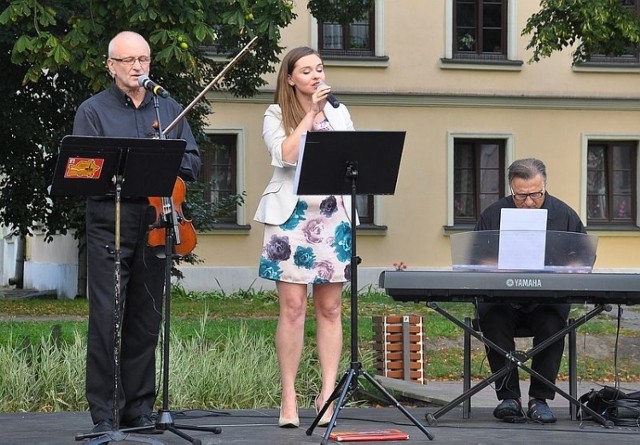 Krzysztof Stopa-skrzypce, Magdalena Stopa-śpiew, Piotr Stopa-piano. Jeżeli zapomnimy o nich...