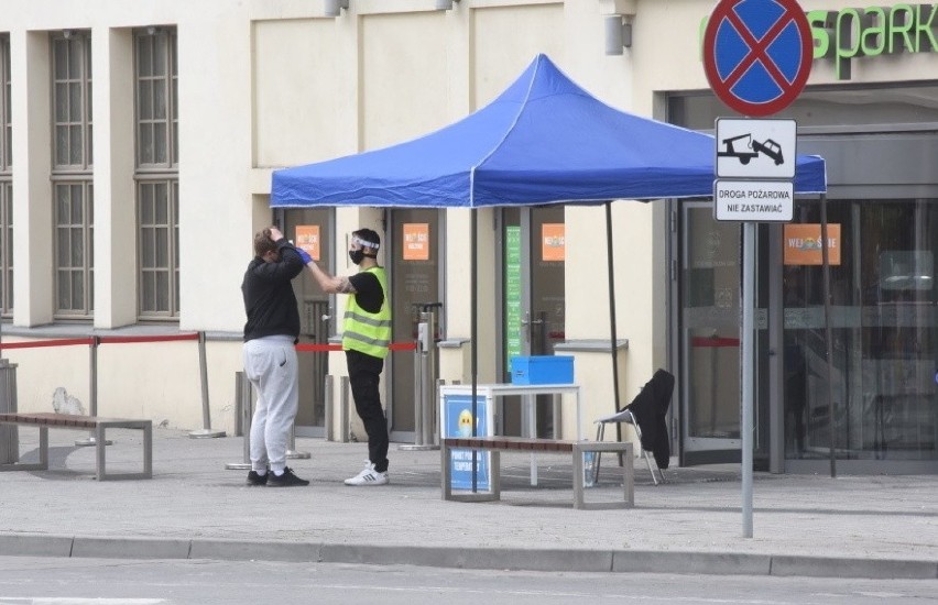 W dobie epidemii koronawirusa galerie handlowe były...