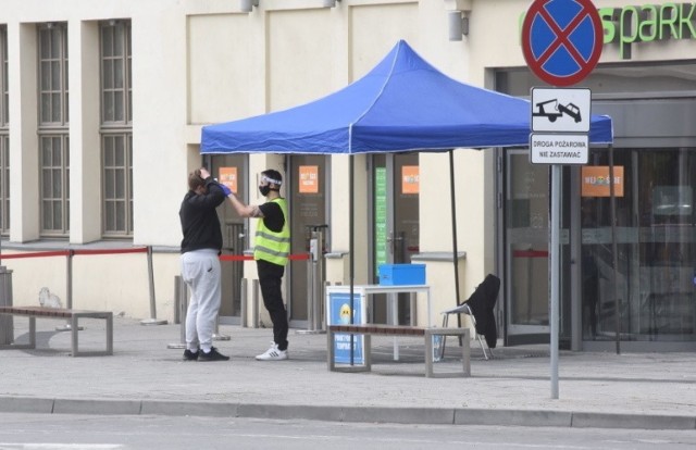 W dobie epidemii koronawirusa galerie handlowe były zamknięte dla klientów przez parę tygodni. 4 maja ich działalność została wznowiona. W zielonogórskiej galerii Focus Mall klientom na wejście mierzona jest temperatura.