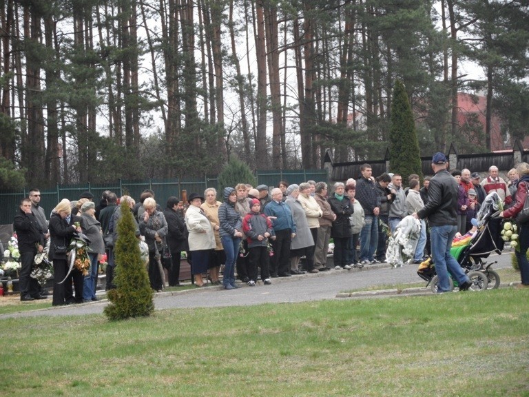 Rusinowice: Pogrzeb ks. Damiana Kominka [ZDJĘCIA]. Duszpasterza żegnały tłumy wiernych