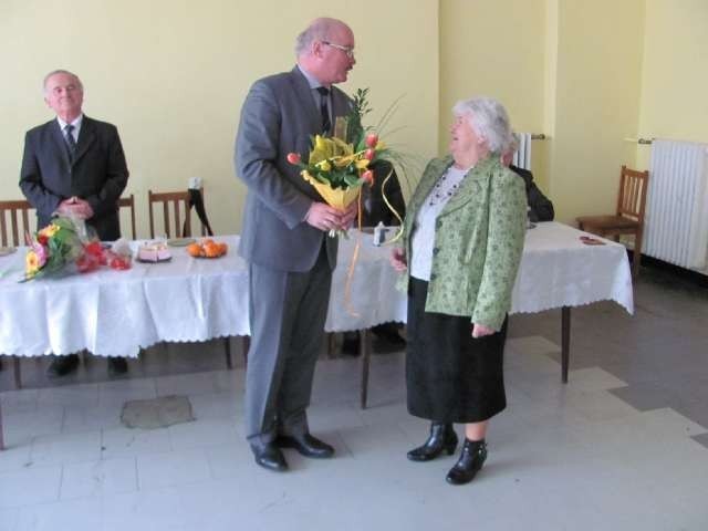 Burmistrz Klemens Podlejski przekazuje kwiaty Helenie Niemczyk, szefowej Koła PZN w Myszkowie