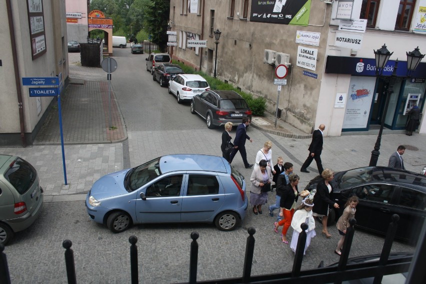 Kobieta niebieskim autem zatarasowała wjazd w ul. ks....