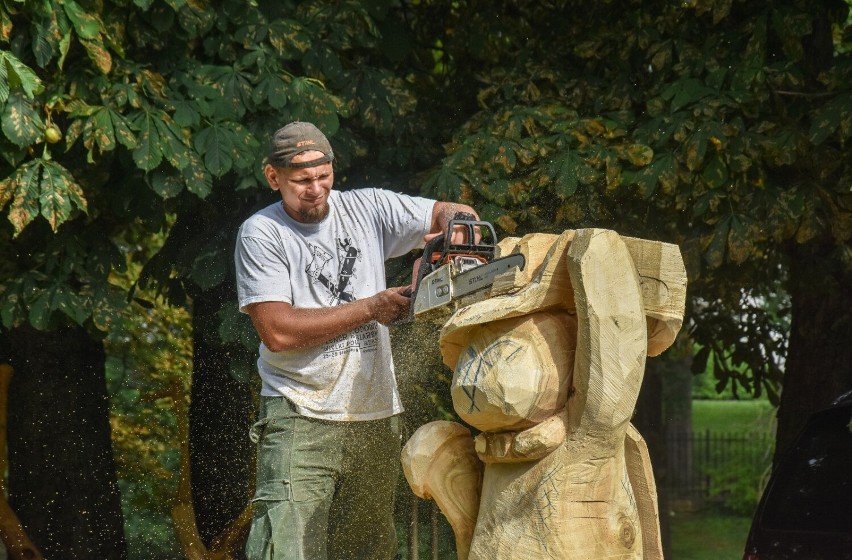 Szamotuły. Trwa XI Plener Rzeźbiarski "Wielki Powrót Rzeźb". Artyści tworzą w Parku Zamkowym postaci z bajek i zwierzęta [DZIEŃ DRUGI]