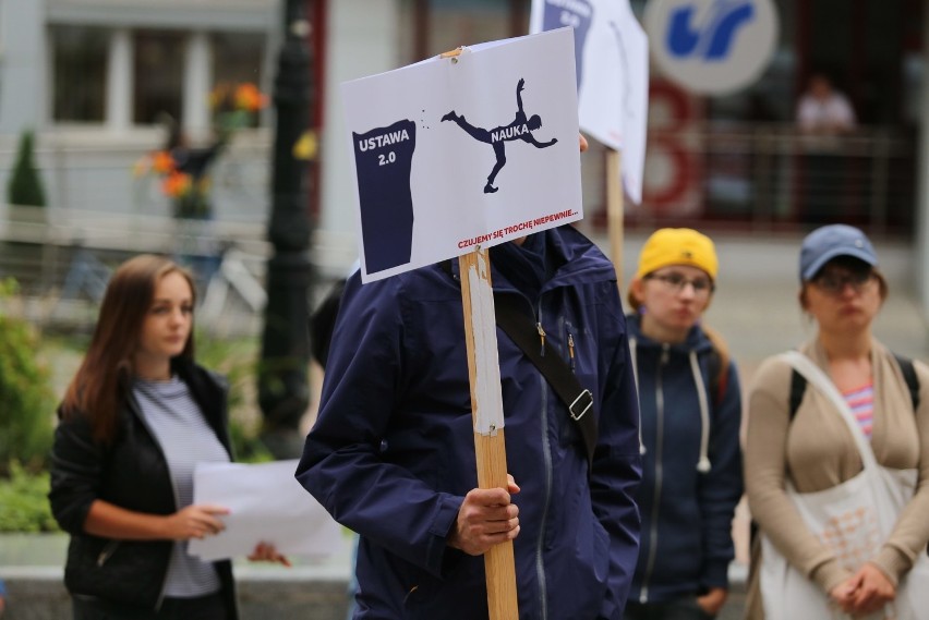 Katowice: Protest studentów, doktorantów i pracowników Uniwersytetu Śląskiego [ZDJĘCIA]