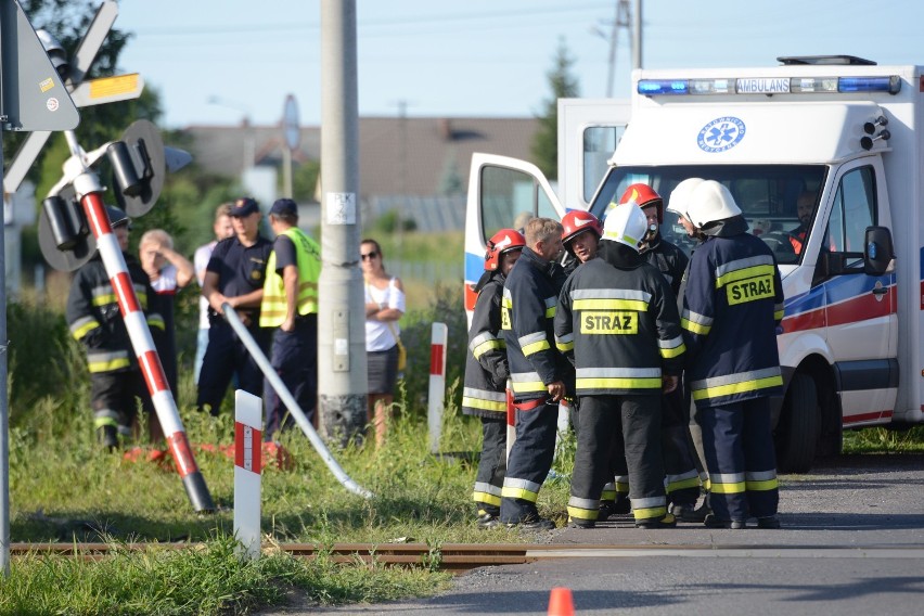 79-letnia grudziądzanka zginęła w wypadku na przejeździe kolejowym w Dragaczu. 78-latek trafił do szpitala [wideo, zdjęcia]