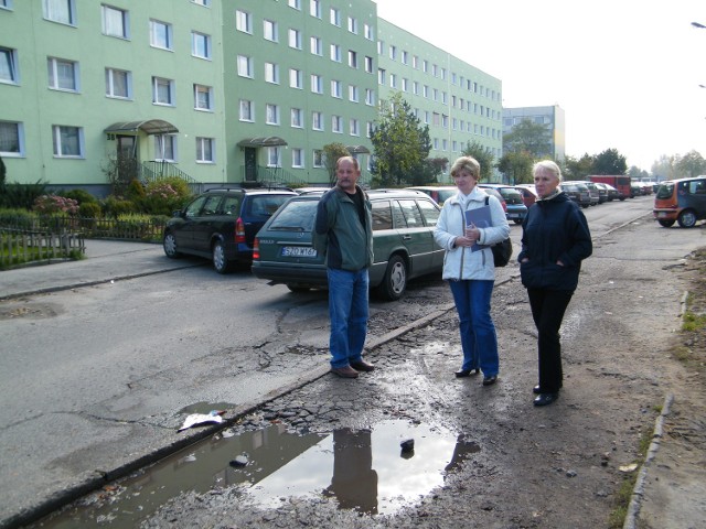 Krzysztof Truba, Bożena Bosek i Anna Staroszczuk nie mogą patrzeć na dziurawą drogę przed ich blokiem