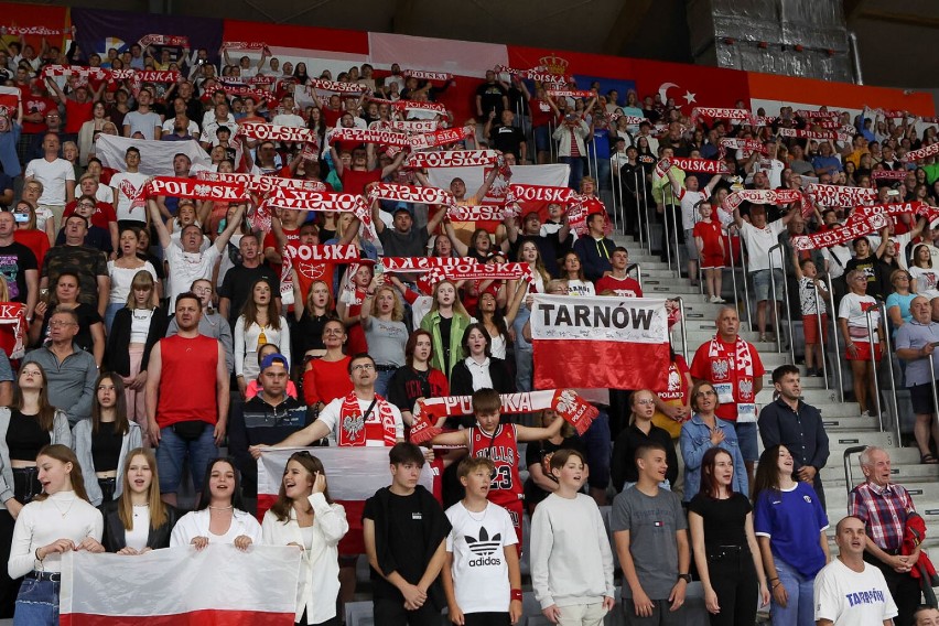 Tarnów. Zacięty mecz Polaków z Włochami na Mistrzostwach Europy Siatkarzy U-22. Kibice jak zwykle nie zawiedli. Mamy zdjęcia!