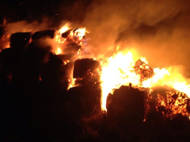 Pożar balotów słomy w Łebczu