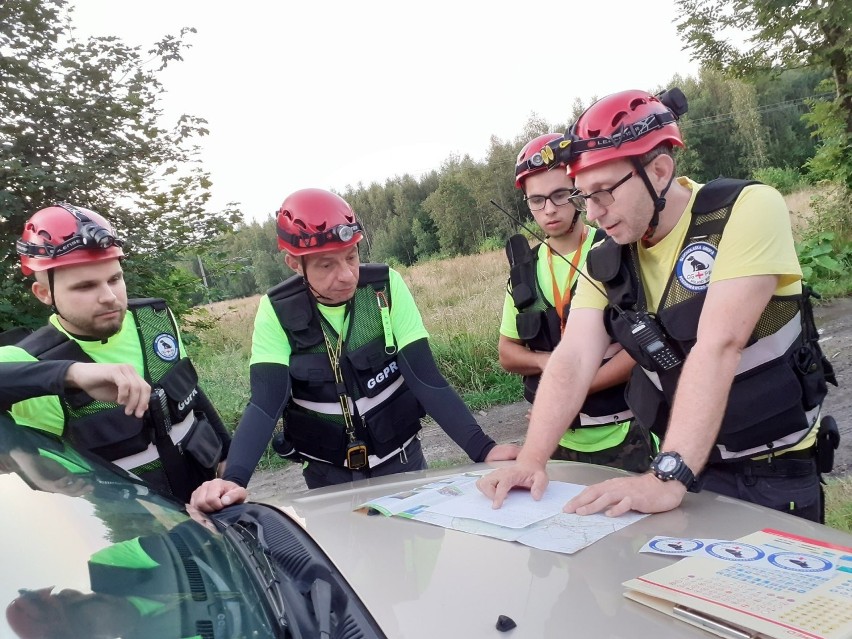 Grupa ratowników-społeczników pomaga w Górach Opawskich. Mają dobre chęci, umiejętności poszukiwawcze i prywatny sprzęt