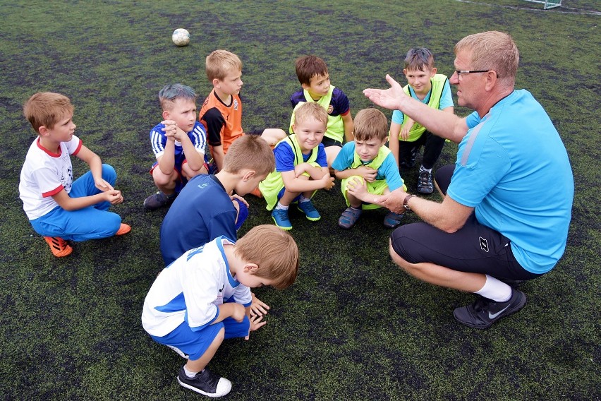 Młodzi futboliści trenują w Pile w Letniej Akademii Piłki Nożnej. Zajęcia są bezpłatne. Zobaczcie zdjęcia 