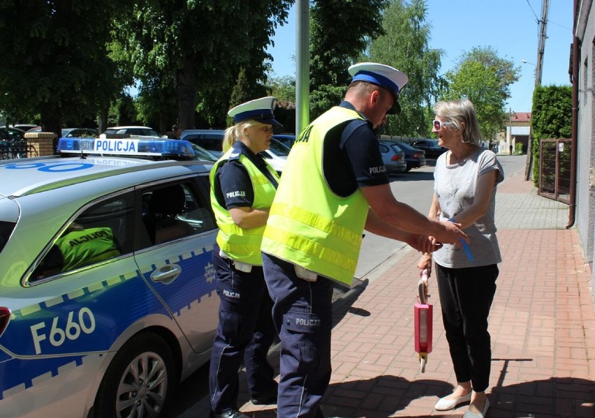 Policjanci z kilku komend kontrolowali Wieluń. 60 mandatów, zatrzymane dowody i prawo jazdy, a także nietrzeźwy kierowca