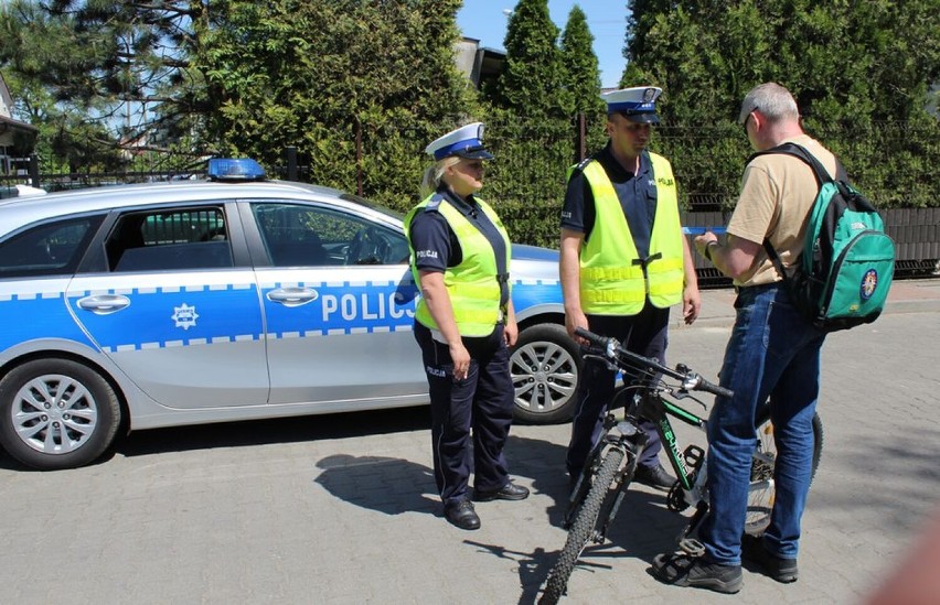 Policjanci z kilku komend kontrolowali Wieluń. 60 mandatów, zatrzymane dowody i prawo jazdy, a także nietrzeźwy kierowca