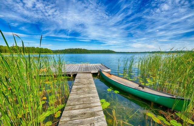 Gdzie warto pojechać na czerwcowy urlop w Polsce? Podpowiadamy 5 najciekawszych kierunków od gór przez morze aż po polskie jeziora.