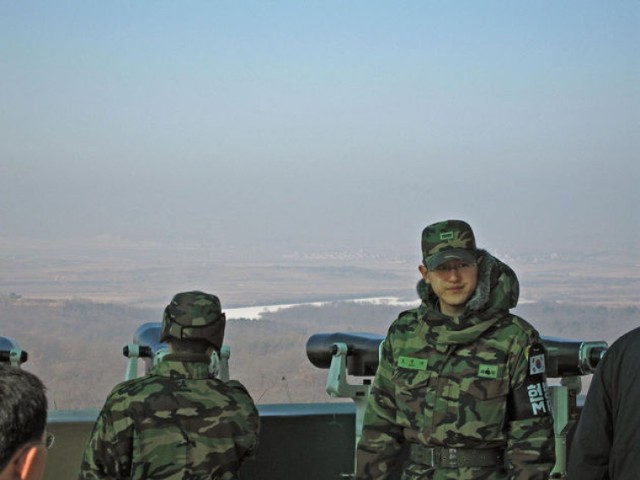 Południowokoreańscy żołnierze w punkcie obserwacyjnym na granicy z Koreą P&oacute;łnocną.