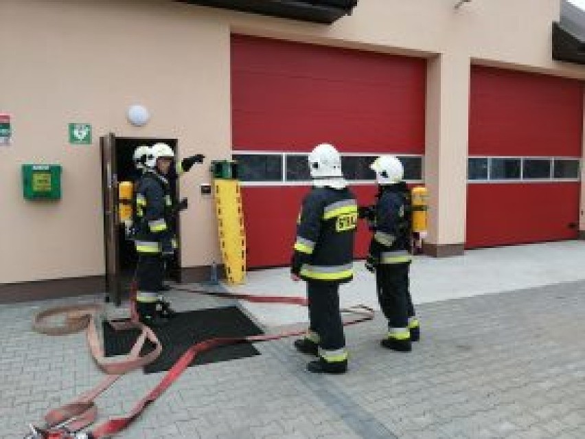 W gminie Nowinka auto wjechało pod pociąg. Na szczęście były to tylko ćwiczenia [ZDJĘCIA]