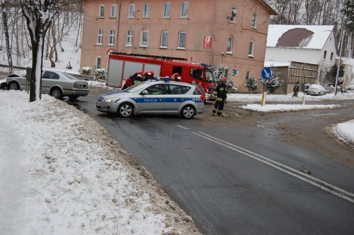 Wypadek na ulicy Drzymały w Bytowie. Dwie osoby zostały przewiezione do szpitala [ZDJĘCIA]