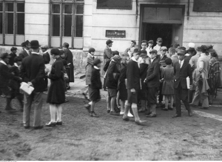 Grupa młodzieży na warszawskiej ulicy, 1933.