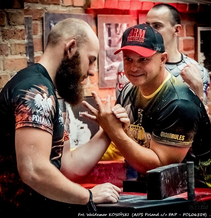 Grzegorz Grębski wygrywa w zawodach armwrestlingu w Gniewie