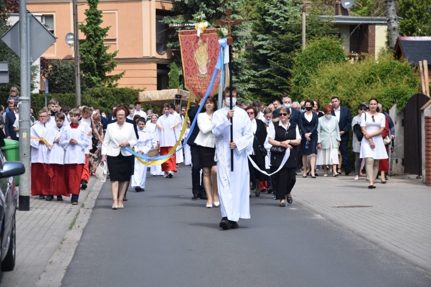 Boże Ciało 2021. Wierni z parafii pw. św. Wojciecha w Wągrowcu przeszli w procesji do czterech ołtarzy