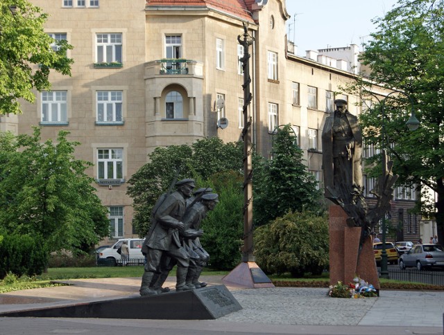 Pomnik Józefa Piłsudskiego i maszerujących legionistów autorstwa Czesława Dźwigaja. Dwa dni po odsłonięciu w krakowskiej prasie pojawiła się sugestia, że pomnik  (a dokładnie – grupa czterech legionistów) może być plagiatem pomnika Czwórki Legionowej, autorstwa Jana Raszki.