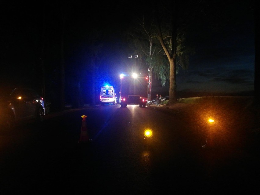 Wypadek na trasie Sobiesierzno-Gortatowo w Gminie Brodnica. Auto uderzyło w drzewo. 28-letni kierowca trafił do szpitala. Szczegóły